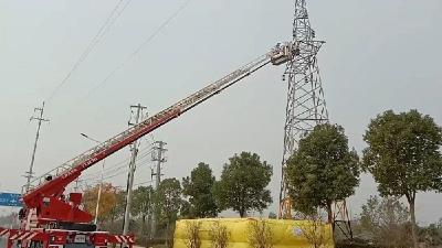 6旬老人爬上高壓電線塔，消防員架“云梯”高空救援