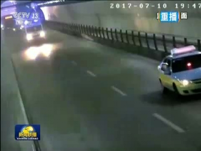 救护车隧道内被堵 宜昌上百辆车让行