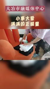 大冶理发小哥，街头爱心剪发