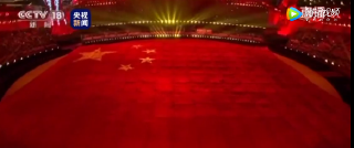  当五星红旗出现时，现场数万观众合唱这首歌