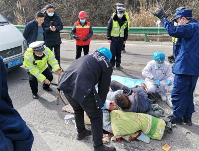 半挂车侧翻导致1人被困 阳新消防紧急救援