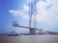正在建設中的武穴長江大橋