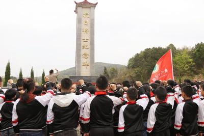 清明时节，我市各地各校举行祭扫活动