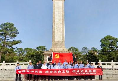 武穴市卫生综合监督执法局到麻城烈士陵园缅怀先烈