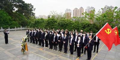 龙潭社区：重走红色“追星”路  不忘初心记使命