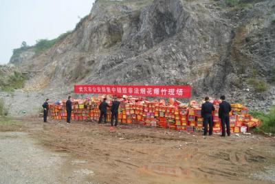 我市集中销毁1800余件非法烟花爆竹