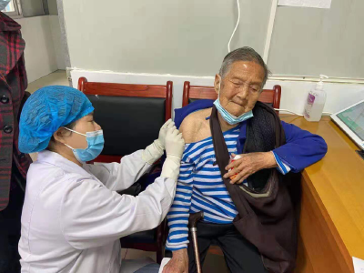 武穴98岁高龄老人李贵香成功接种新冠疫苗