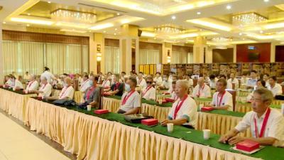 武穴街道党工委为32名老党员代表颁发“光荣在党50年”纪念章