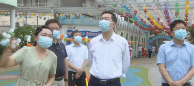 陈风与少年儿童共庆“六一”
