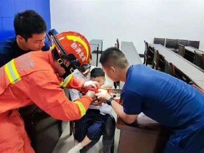 玩具枪“咬住”三岁男孩手指 武穴消防拆“枪”救援