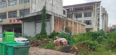 背街小巷“藏”垃圾