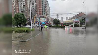 市综合行政执法局：闻“汛”而动 快速排滞 守护城市汛期安全