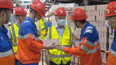 查俊深入企业和项目一线现场办公 助推项目建设快马加鞭