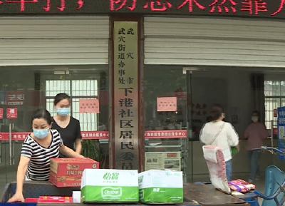 下港社区：熬战通宵录信息 居民点赞送爱心
