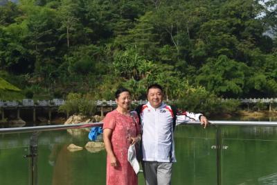 赞！武穴一对“银发”夫妻义务支教支医到广西