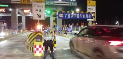 武穴交警：全员在岗 为全市道路交通安全保驾护航
