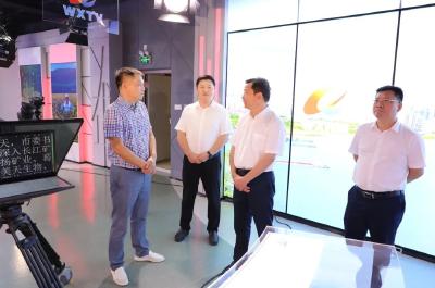 胡昊看望慰问一线值班值守工作人员