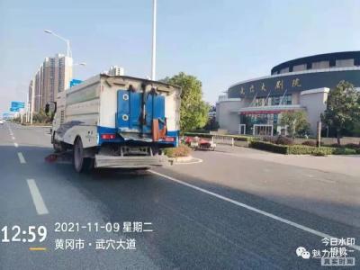环卫局：“城市美容师”为“两会”营造整洁优美市容环境