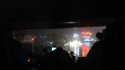 雨夜两车相撞一人被困 武穴消防冒雨施救