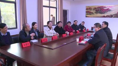 黄冈市政协副主席蔡艮生来我市慰问专业人才