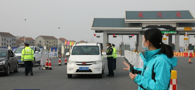 武穴：24小时严守入城关 严格落实“三查一验”
确保不漏一车 不漏一人