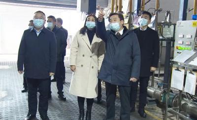 新年伊始，胡昊查俊走访慰问不停产企业职工