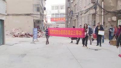 敲锣打鼓送喜报 拥军优属暖人心