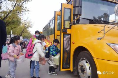 【校园传真】超幸福！新学期，武穴二小学生“家门口”直达“校门口”