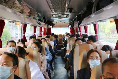 胡昊为驰援麻城的300名医务人员送行