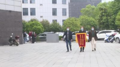 烈士亲属送锦旗 感谢军抚贴心人