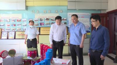 市总工会为“黄冈五一劳动奖”“黄冈市工人先锋号”授牌授章
