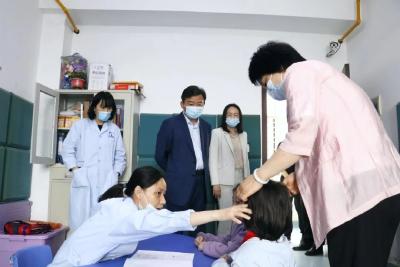 胡昊走访慰问助残服务机构和残疾人自强模范