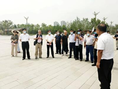 黄冈市人大常委会组织老干部到武穴视察经济社会发展成就