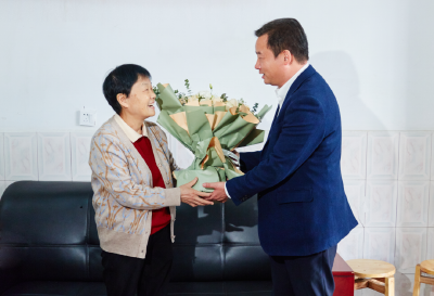 胡昊走访慰问我市“全国最美家庭”