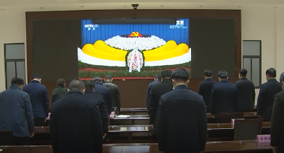 武穴市党员干部群众收听收看追悼大会 沉痛哀悼深切缅怀江泽民同志