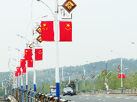 【图集】迎国庆挂国旗  彰显最美“中国红”