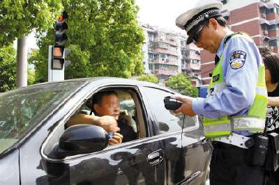 别克轿车违停,交警一查吓一跳 93起违章未处理