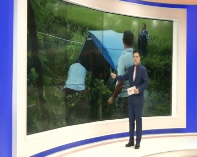 点赞！三轮车被风吹进水沟  多部门人员合力拉车