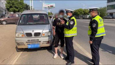 [民生视点]孝感交警“守株待兔” 查获一辆部督假牌车