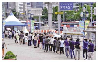 日增新冠确诊超十万例，韩政府公布新版防疫方案