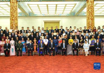 习近平等出席观看第六届全国少数民族 文艺会演开幕式文艺晚会