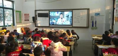武勝關鎮中心小學組織學生觀看“天宮課堂”