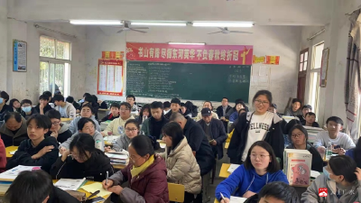 推门听课   以听促教——  武胜关镇中心中学举行“推门听课”活动