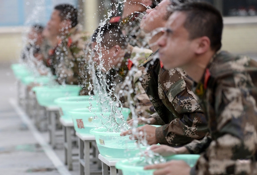 湖南武警战士用脸盆练闭气功