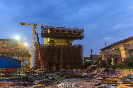 武漢長豐大道跨鐵路橋今轉身 是國內最高轉體橋_長江雲 - 湖北網絡