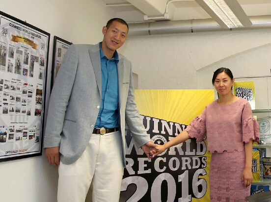伦敦吉尼斯世界纪录总部,来自中国的前篮球运动员孙明明(左)与妻子,前