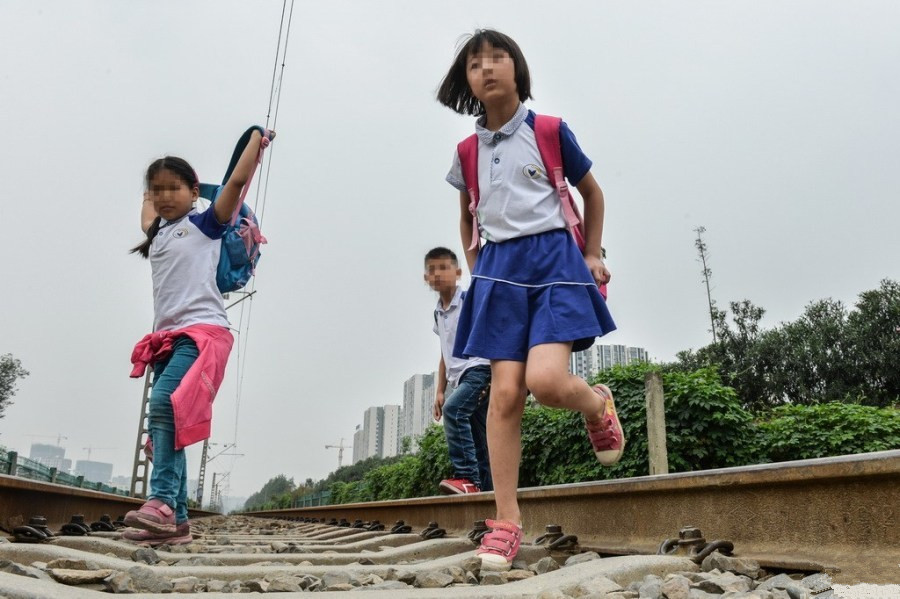 成都数百小学生横穿铁路上下学