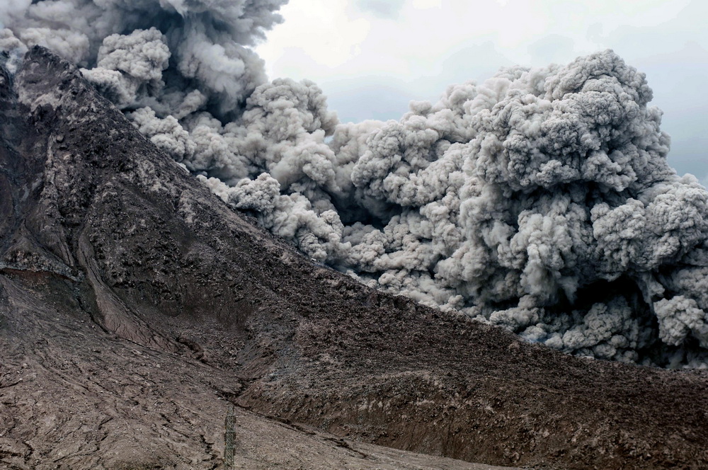 印尼锡纳朋火山再度喷发火山灰直冲云霄