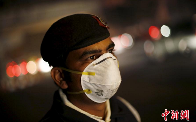 印度遭遇雾霾天气袭击交警戴口罩执勤