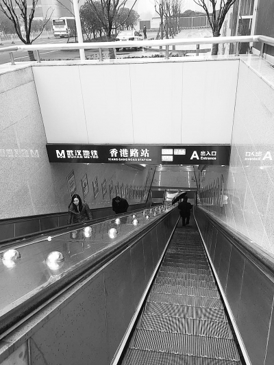 雨雪来袭无顶盖地铁口中招 香港路站电梯变步梯